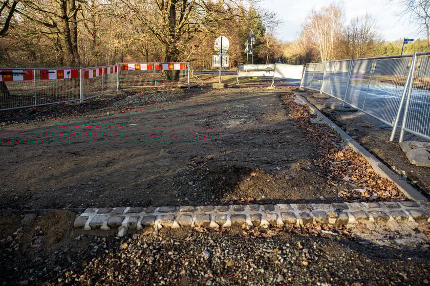 Droga dla pieszych i rowerów przy ulicy Koziej na Maślicach nabiera kształtu